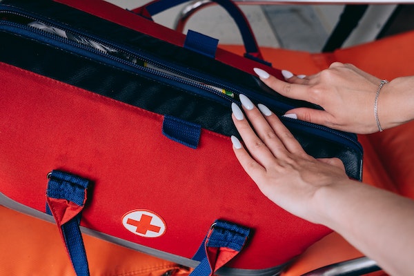 10 Important Things You Must Include in Your Emergency Kit
