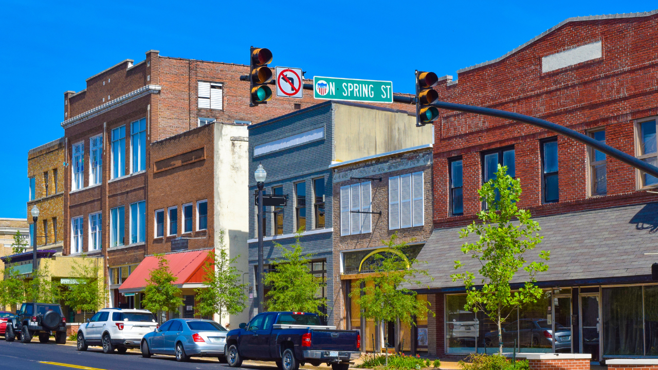 5 Effective Tips for Peeing in Public Discreetly & Legally